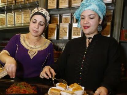 Mostrador del restaurante Caravasar de Qurtuba con comida halal en C&oacute;rdoba.