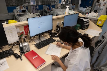 Una sanitaria del Hospital Clínic de Barcelona trabaja tomando notas a mano este lunes después del ciberataque "complejo" sufrido el 6 de marzo.