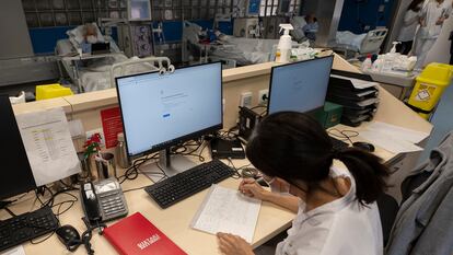 Una sanitaria del Hospital Clínic de Barcelona trabaja tomando notas a mano este lunes después del ciberataque "complejo" sufrido el 6 de marzo.