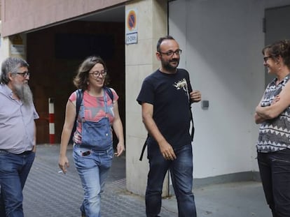 Los diputados Joan Garriga, Eulàlia Reguant, Benet Salellas y Mireria Vehí, en el momento de entrar en la sede de la CUP.