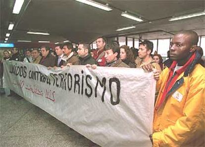 Manifestación de los inmigrantes contra el terrorismo en la estación de Atocha.
/ BERNARDO PÉREZ