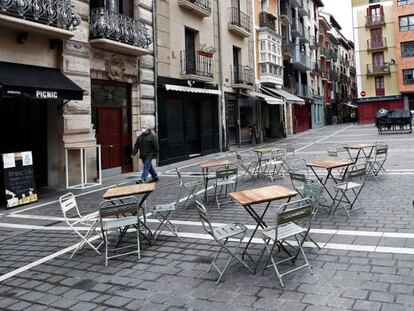 Aspecto que presentan el mediodía del domingo las terrazas de algunos de los bares del Casco Viejo de Pamplona en una jornada donde la presidenta, María Chivite, ha anunciado más limitaciones al ocio y a las relaciones sociales para toda Navarra. 