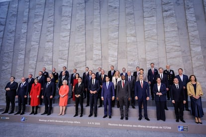 Los ministros de Exteriores de la OTAN, reunidos este jueves en Bruselas con su secretario general, Mark Rutte, y el secretario de Estado de EE UU, Marco Rubio (ambos en el centro, en primera fila), posan para la foto de familia.