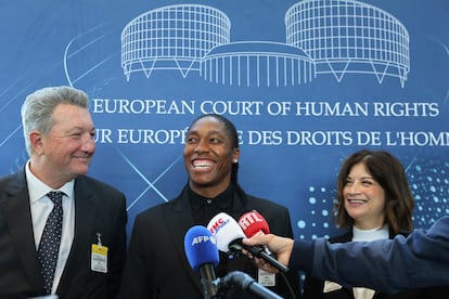 La sudafricana Caster Semenya, junto a sus abogados Gregory Nott y Shona Jolly KC, en el Tribunal Europeo de Derechos Humanos en Estrasburgo, este jueves.