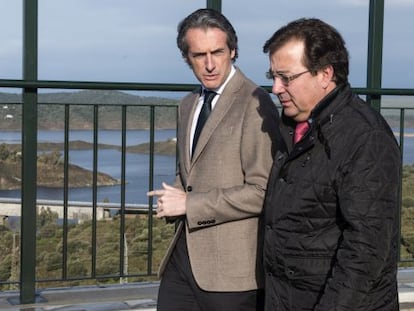 El ministro de Fomento, &Iacute;&ntilde;igo de la Serna, se comprometi&oacute; ayer a que las obras del AVE Madrid-Badajoz terminen en el arranque de 2019, y la electrificaci&oacute;n de la l&iacute;nea se lleve a cabo en 2020. De la Serna, en la imagen junto al  presidente de la Junta de Extremadura Guillermo Fern&aacute;ndez Vara, visit&oacute; el jueves el viaducto de Almonte (C&aacute;ceres), infraestructura que calific&oacute; de ejemplo de la ingenier&iacute;a espa&ntilde;ola. 