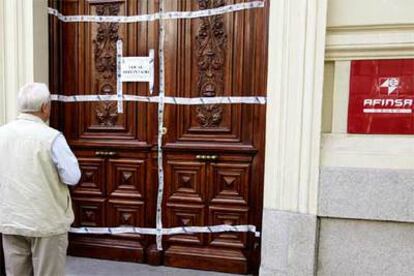 Sede de Afinsa en Madrid precintada por la policía.