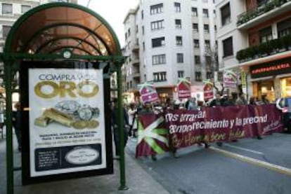 Momento de la manifestación convocada por los sindicatos ELA, LAB, STEE-EILAS y ESK, esta tarde en Pamplona, para denunciar el aumento de la pobreza y las desigualdades.