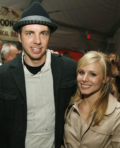 La actriz Kristen Bell, protagonista de las series <i>Veronica Mars</i> y <i>Heroes</i>, se ha prometido con Dax Shepard, ha confirmado el representante de ella. Bell, que ahora está en las carteleras estadounidenses con la película <i>When in Rome</i>, ha acudido a la gala de los premios Grammys, donde ha lucido anillo de compromiso.