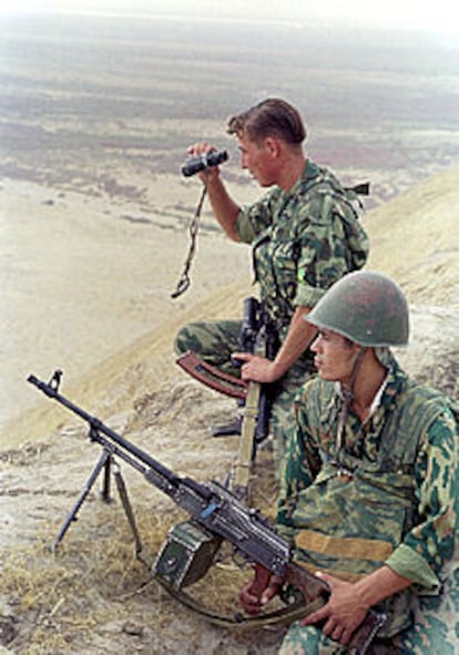 Dos soldados rusos vigilan la frontera entre Afganistán y Tayikistán.