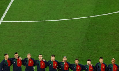 Los jugadores portugueses escuchando el himno nacional antes del partido ante Corea del Sur.