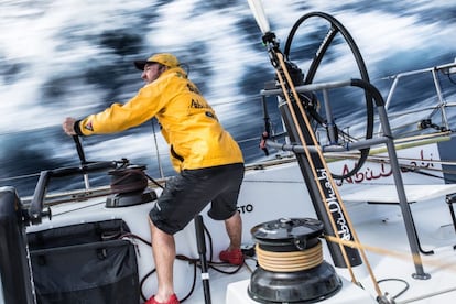 Justin Slattery ajusta la vela de proa en uno de los pocos momentos en los que apareció el viento en la bahía de Bengala.