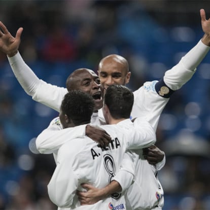 Kanouté, con los brazos alzados, celebra con otros compañeros uno de los goles del combinado africano.