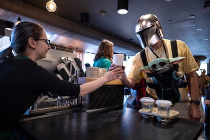 Un fan vestido de el mandaloriano en la 'Star Wars Celebration'.