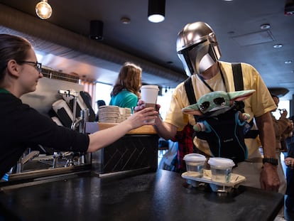 Un fan vestido de el mandaloriano en la 'Star Wars Celebration'.