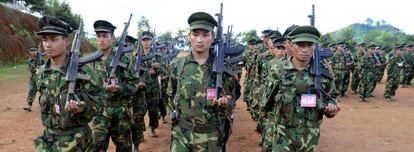 Guerrilleros del birmano Ejército Independentista Kachin desfilan con sus fusiles de asalto chinos.