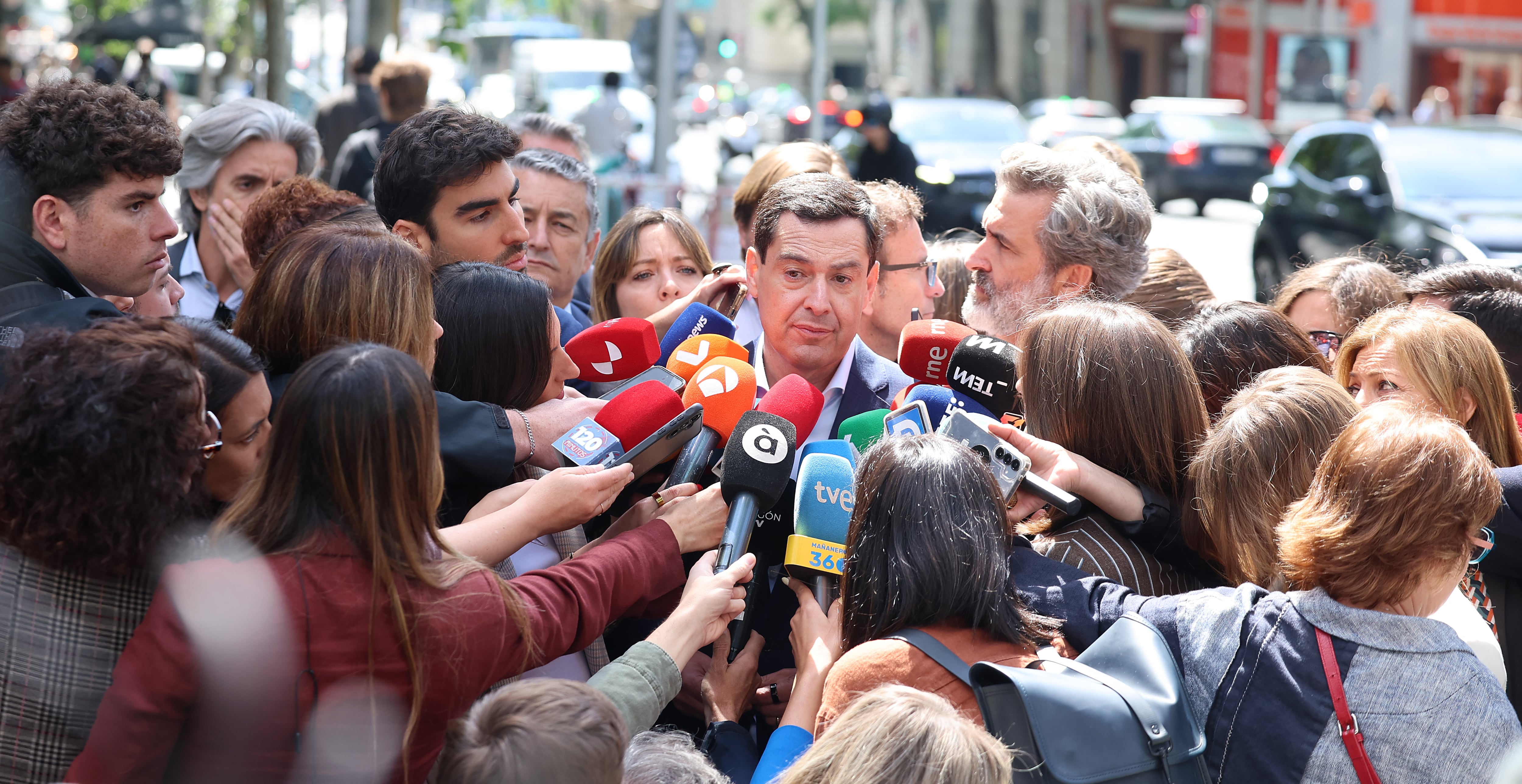 Llegada del candidato del PP andaluz, Juanma Moreno, a la sede del PP en Génova, este lunes.