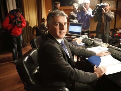 El presidente de la Kutxa, Xabier Iturbe, ayer antes de comenzar la asamblea de la caja.