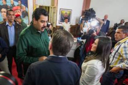 El presidente de Venezuela, Nicolás Maduro (i), saluda este 18 de diciembre de 2013, a alcaldes del bloque opositor que resultaron electos en las pasadas elecciones municipales efectuadas el 8 de diciembre del presente año, en el Palacio de Miraflores en Caracas (Venezuela).