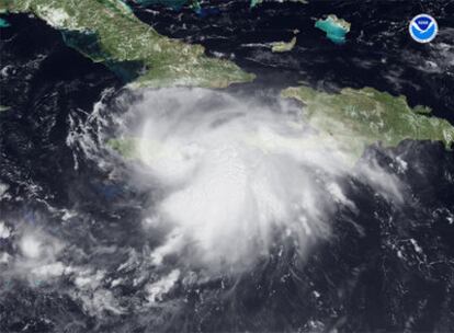 Imagen de satélite de la tormenta Gustav, situada entre Haití y Jamaica.