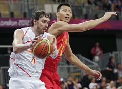 Pau Gasol sostiene la pelota ante Jianlian Yi