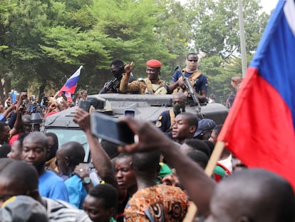 El capitán Ibrahim Traoré, nuevo presidente de Burkina Faso, se dirige a la sede de la televisión RTB este domingo, en Uagadugú, entre vítores de miles de ciudadanos, algunos de los cuales ondeaban banderas rusas.