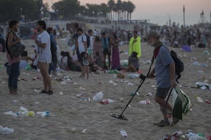Varias personas han acudido a la playa con detectores de metales después de una noche de celebración.
