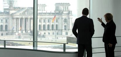 La canciller, Angela Merkel, muestra al l&iacute;der del PP, Mariano Rajoy, el Reichstag en 2008. 