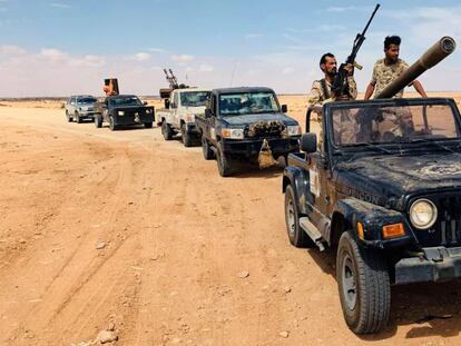 Tropas leales al Gobierno libio reconocido internacionalmente patrullan en el área de Zamzam, cerca de Abu Qareen, en Libia, esta semana.