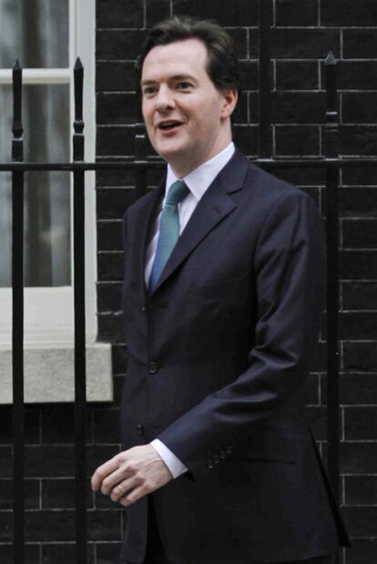 El canciller del Exchequer, George Osborne, abandona Downing Street.