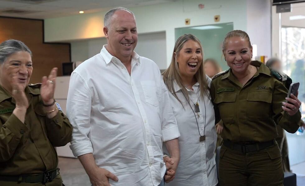 La familia Berger observa la entrega de la soldado Agam a la Cruz Roja, en el punto de recepción inicial en territorio israelí, este jueves.