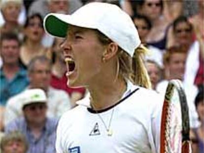 Justine Henin aprieta el puño tras ganar un punto a Capriati.