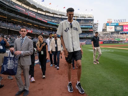 Victor Wembanyama, este martes, en el Yankee Stadium de Nueva York donde hizo el saque de honor.