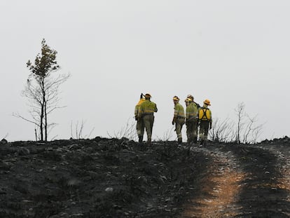 Brigadistas de la Unidad Militar de Emergencias en un zona afectada tras el incendio en el campo de tiro y maniobras militares de El Teleno, en Luyego de Somoza (León).