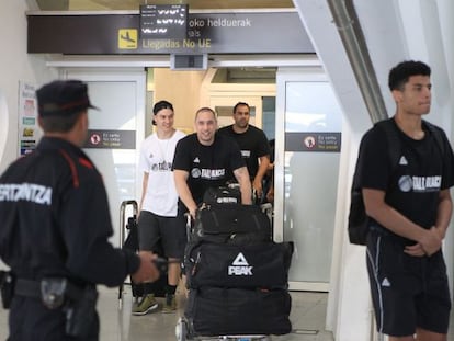 Los jugadores de la selección de Nueva Zelanda a su llegada al aeropuerto de Bilbao, para disputar el Mundial de Baloncesto.