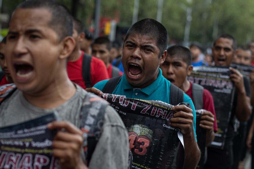 La marcha por los 11 años de la desaparición de los 43 normalistas de ...