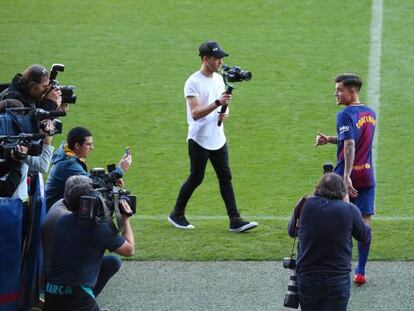 Coutinho, en el estadio Camp Nou durante su presentación.