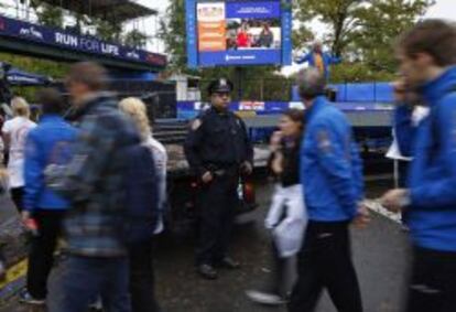 Un policía vigila cerca de la línea de meta del maratón de Nueva York en Central Park.