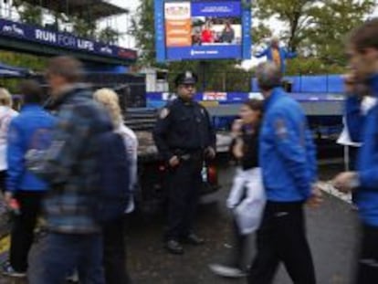 Un polic&iacute;a vigila cerca de la l&iacute;nea de meta del marat&oacute;n de Nueva York en Central Park. 