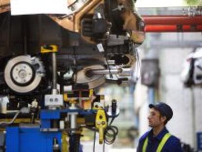 Un trabajador en la cadena de montaje de la factoría de Ford en Almussafes (Valencia). EFE/Archivo