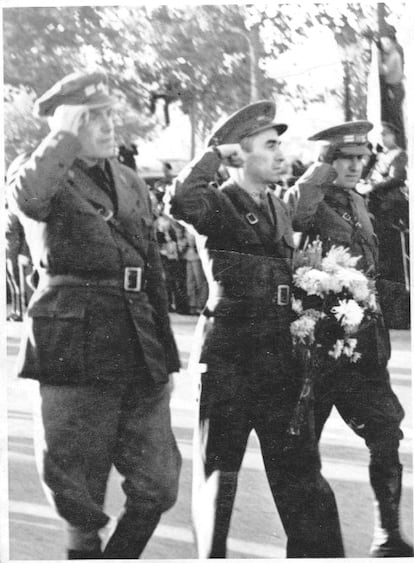 De izquierda a derecha, el comandante Hans Kahle, Luigi Longo y Aldo Morandi.