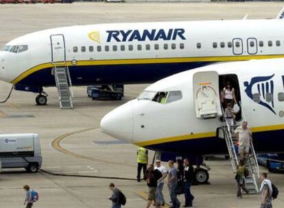 Los pasajeros descienden del avión de Ryanair tras aterrizar en Girona.