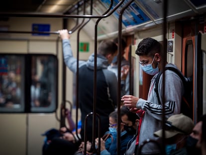 Usuarios de metro de Madrid, en una imagen del 19 de abril.