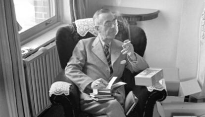 Thomas Mann, envoltat de llibres.