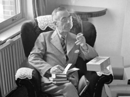 Thomas Mann, envoltat de llibres.