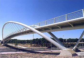 Una vista de la pasarela Ronda de la Hispanidad, en Zaragoza, obra del ingeniero Javier Manterola.