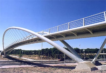 Una vista de la pasarela Ronda de la Hispanidad, en Zaragoza, obra del ingeniero Javier Manterola.