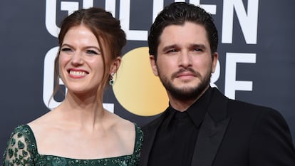 Los actores Rose Leslie y Kit Harington en la gala de los Globos de Oro de 2020.