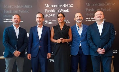 Benito Jiménez (Mercedes-Benz), Juan Arrizabalaga (Ifema), Begoña Villacís (vicealcaldesa de Madrid), Modesto Lomba (ACME) y Miguel Ángel Redondo (Ayuntamiento) durante la presentación de la MBFWMadrid.