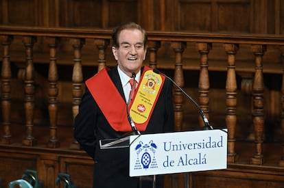 Manuel de la Calva, tras recibir el título de Miembro de Honor del Claustro Universitario de las Artes de Alcalá de Henares, en 2021.