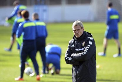 El entrenador del Bayer Leverkusen, Sami Hyypia, dirige el entrenamiento de su equipo en Leverkusen